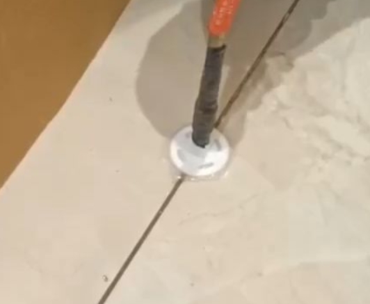 秦皇岛市瓷砖空鼓维修公司专业解答瓷砖在铺贴过程中，如果没有涂抹均匀到位的粘结材料（如水泥砂浆或瓷砖胶），可能会导致以下问题