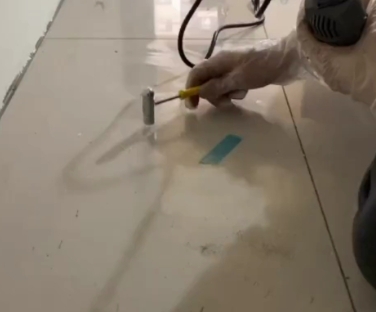 秦皇岛市瓷砖开裂维修公司专业分享瓷砖在铺贴前如果没有沥干水分，将会导致以下问题